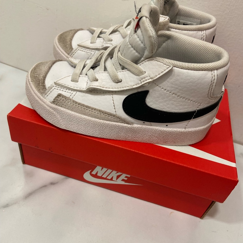 Nike White and Black Sneakers Classic Design